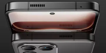 Perbandingan sisi atas dua unit Hiroh Phone yang menunjukkan lubang speaker dan desain bezel yang solid.