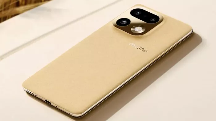 Sisi belakang Realme 16 Pro+ varian warna emas dengan tekstur sand-finish, menampilkan modul kamera melingkar yang elegan dan logo realme di tengah.