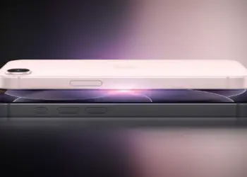 Perbandingan ketipisan bodi iPhone 17e warna pink dengan model iPhone generasi sebelumnya.