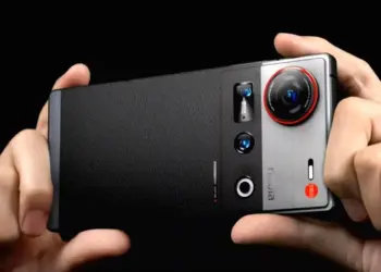 Seseorang memegang ponsel Nubia Z80 Ultra dalam posisi horizontal, menyoroti modul kamera besar berwarna perak/hitam dan logo Nubia.