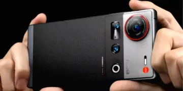 Seseorang memegang ponsel Nubia Z80 Ultra dalam posisi horizontal, menyoroti modul kamera besar berwarna perak/hitam dan logo Nubia.