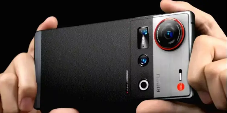 Seseorang memegang ponsel Nubia Z80 Ultra dalam posisi horizontal, menyoroti modul kamera besar berwarna perak/hitam dan logo Nubia.