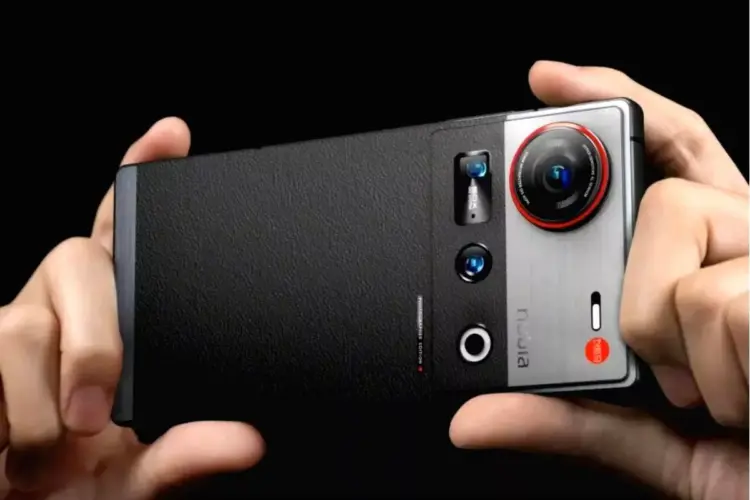 Seseorang memegang ponsel Nubia Z80 Ultra dalam posisi horizontal, menyoroti modul kamera besar berwarna perak/hitam dan logo Nubia.