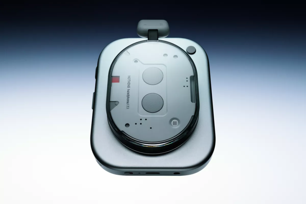 Detail bagian bawah earcup Nothing Headphone (a) yang menunjukkan port USB-C dan lubang jack audio 3.5mm.