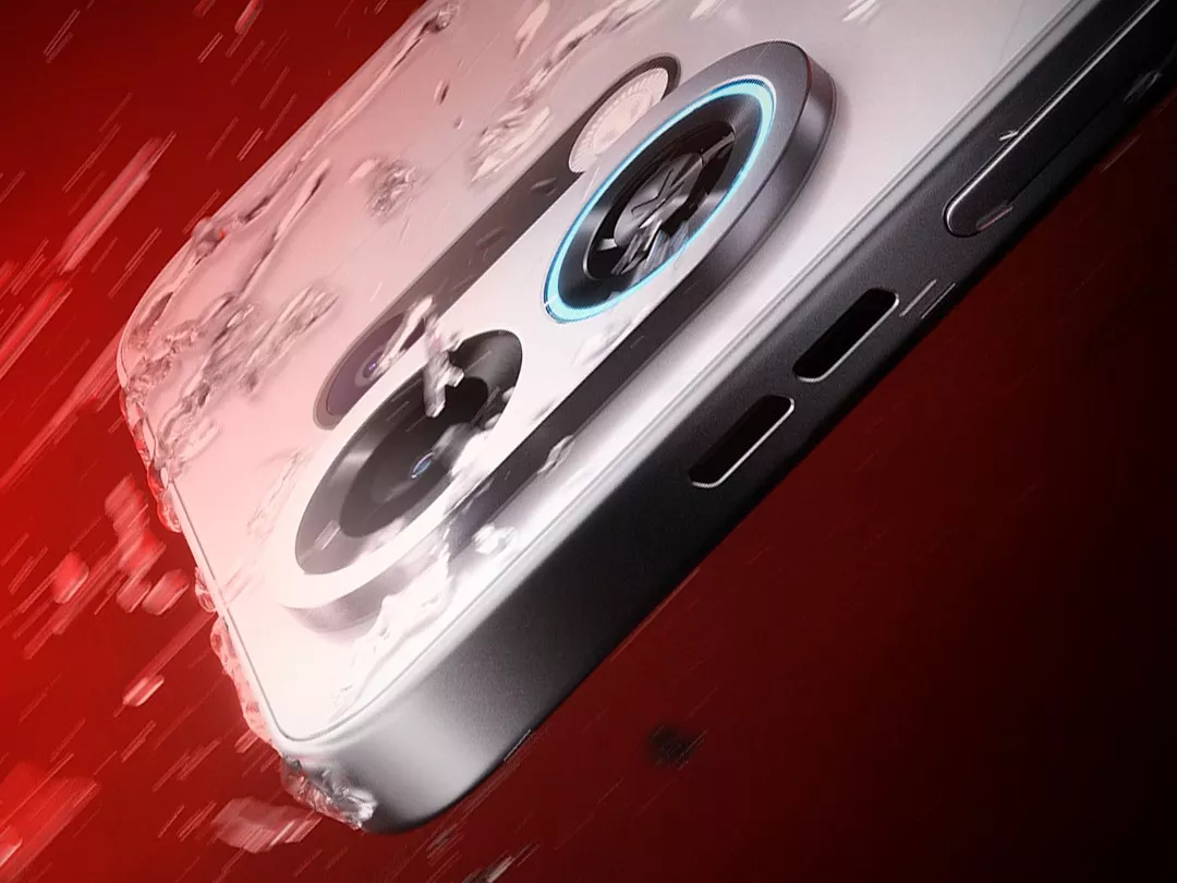 Sudut pandang makro dinamis dari smartphone OnePlus Ace 6 Ultra silver yang miring dengan efek percikan air, menonjolkan bingkai kamera dengan cincin biru menyala di latar belakang merah.