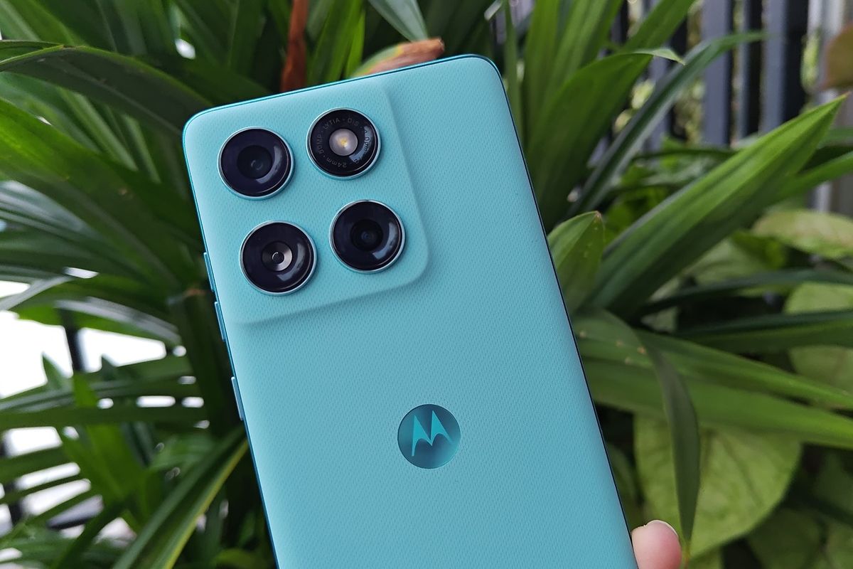Close-up modul kamera Motorola Edge yang menggunakan chipset ponsel Dimensity 7400 warna toska.
