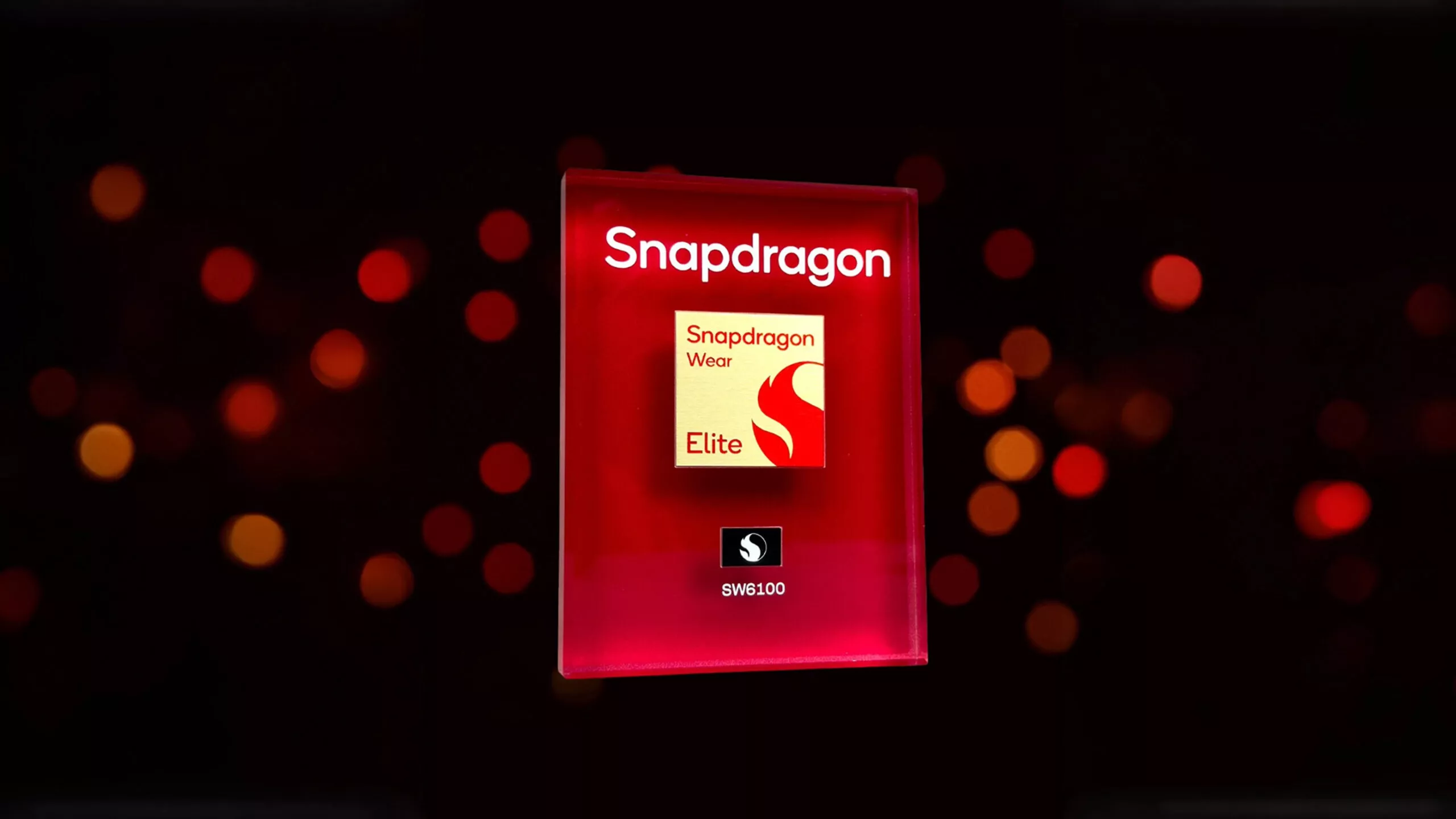 Plakat Snapdragon Wear Elite seri SW6100 dengan latar belakang lampu bokeh merah yang elegan di ajang MWC 2026.