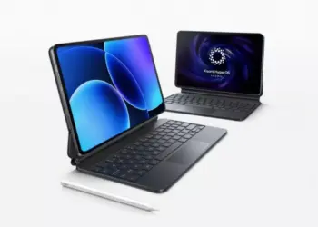 Tablet Xiaomi Pad 8 Series terpasang pada keyboard eksternal dengan Xiaomi Smart Pen, menampilkan antarmuka Xiaomi HyperOS yang responsif untuk gaming dan kerja.