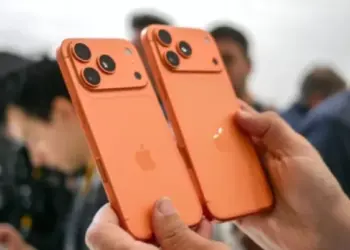 Dua unit iPhone 17 dengan desain modul kamera baru berwarna oranye copper yang elegan.