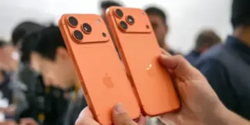 Dua unit iPhone 17 dengan desain modul kamera baru berwarna oranye copper yang elegan.