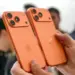Dua unit iPhone 17 dengan desain modul kamera baru berwarna oranye copper yang elegan.