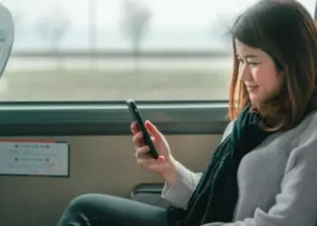 Indikator jaringan 5G aktif di status bar smartphone Android untuk kelancaran koneksi saat Mudik.