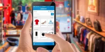 Ilustrasi seseorang memilih produk pakaian dan kamera di aplikasi marketplace melalui smartphone untuk belanja online jelang lebaran.