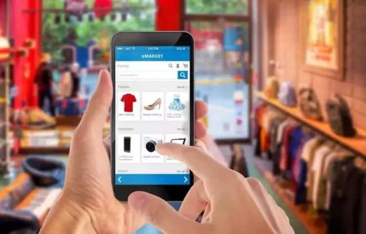 Ilustrasi seseorang memilih produk pakaian dan kamera di aplikasi marketplace melalui smartphone untuk belanja online jelang lebaran.