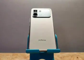 Tampilan modul kamera belakang HP Infinix terbaru dengan desain tiga lensa simetris dan ring light LED.