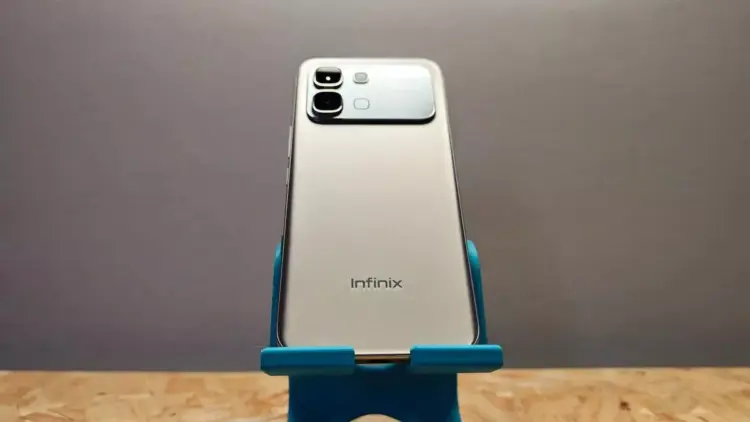 Tampilan modul kamera belakang HP Infinix terbaru dengan desain tiga lensa simetris dan ring light LED.