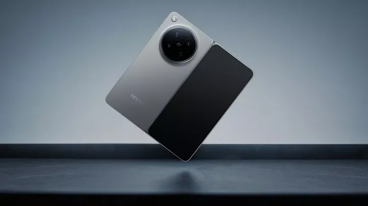 Smartphone lipat Oppo Find N6 varian warna abu-abu metalik dalam posisi berdiri menyudut, memperlihatkan bodi ramping dan kamera Hasselblad.