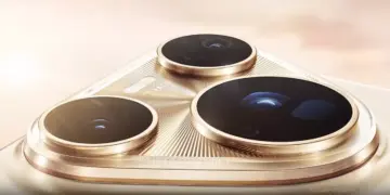 Tampilan makro modul kamera belakang Huawei Pura 90 Pro warna emas dengan tiga lensa besar, menunjukkan teks teknis "SWITCHABLE TELE LENS" dan "XMAGE" serta sensor LOFIC.