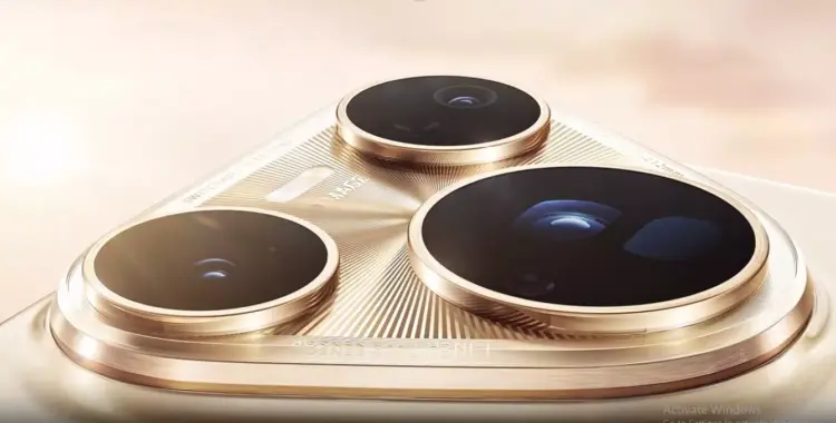 Tampilan makro modul kamera belakang Huawei Pura 90 Pro warna emas dengan tiga lensa besar, menunjukkan teks teknis "SWITCHABLE TELE LENS" dan "XMAGE" serta sensor LOFIC.