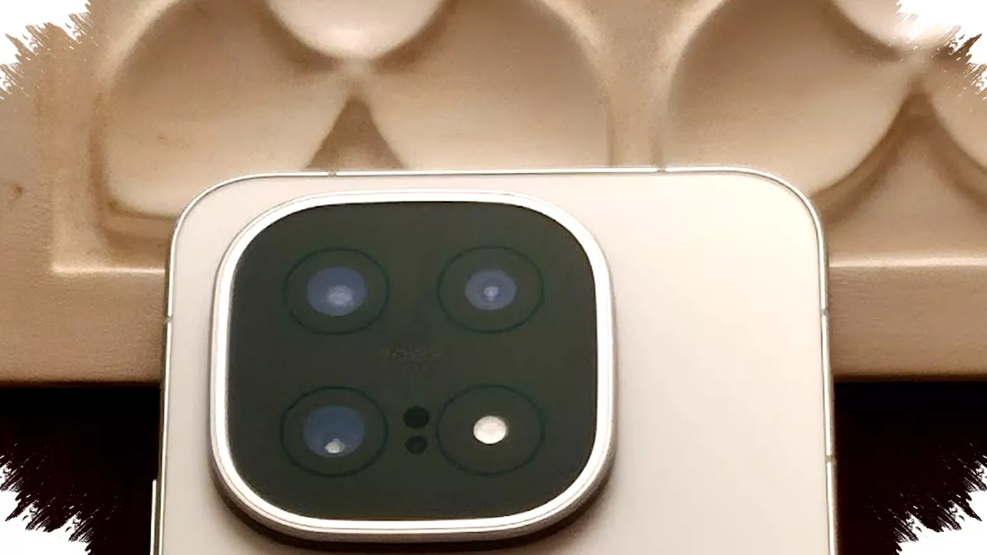 Tampilan detail lensa periskop dan lampu flash LED oranye pada modul kamera iQOO 16 berwarna hitam dengan tulisan "Ultra" di samping lensa.