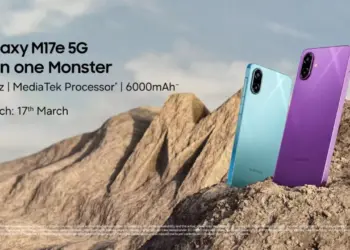 Poster promosi Samsung Galaxy M17e 5G warna Light Blue dan Dark Purple dengan latar belakang bukit pasir, rilis 17 Maret.