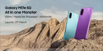 Poster promosi Samsung Galaxy M17e 5G warna Light Blue dan Dark Purple dengan latar belakang bukit pasir, rilis 17 Maret.