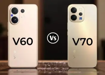 Desain bodi belakang Vivo V60 vs Vivo V70 dalam varian warna emas yang mewah dengan logo ZEISS.