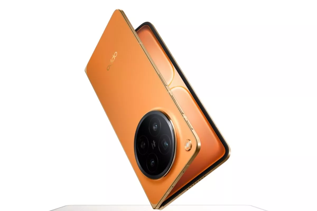 Oppo Find N6 varian warna oranye cerah dengan tekstur kulit premium dalam posisi terbuka sebagian.