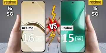 Perbandingan layar depan realme 16 5G dan realme 15 5G yang sedang dipegang, menampilkan bezel tipis dan desain punch-hole kamera depan.