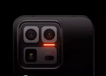 Close-up modul kamera belakang iQOO 16 berwarna krem dengan empat lensa simetris dalam bingkai persegi yang membulat.