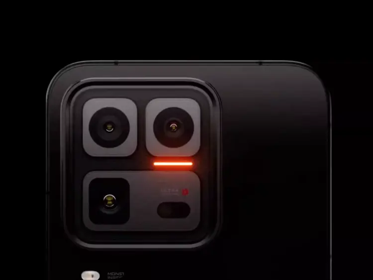 Close-up modul kamera belakang iQOO 16 berwarna krem dengan empat lensa simetris dalam bingkai persegi yang membulat.