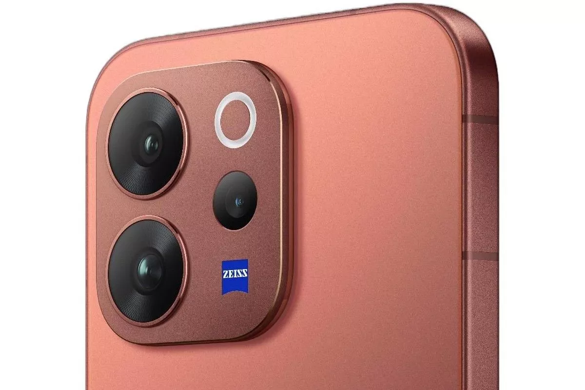 Detail lensa kamera Vivo V70 dengan branding ZEISS pada bodi berwarna sunset orange/copper.