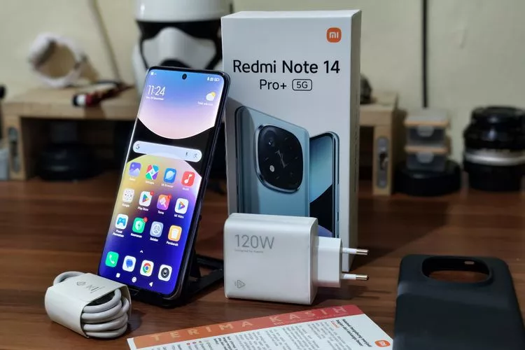 Isi kotak kemasan (unboxing) Redmi Note 14 Pro+ 5G, termasuk unit ponsel, kepala charger 120W, kabel USB-C, dan casing pelindung.