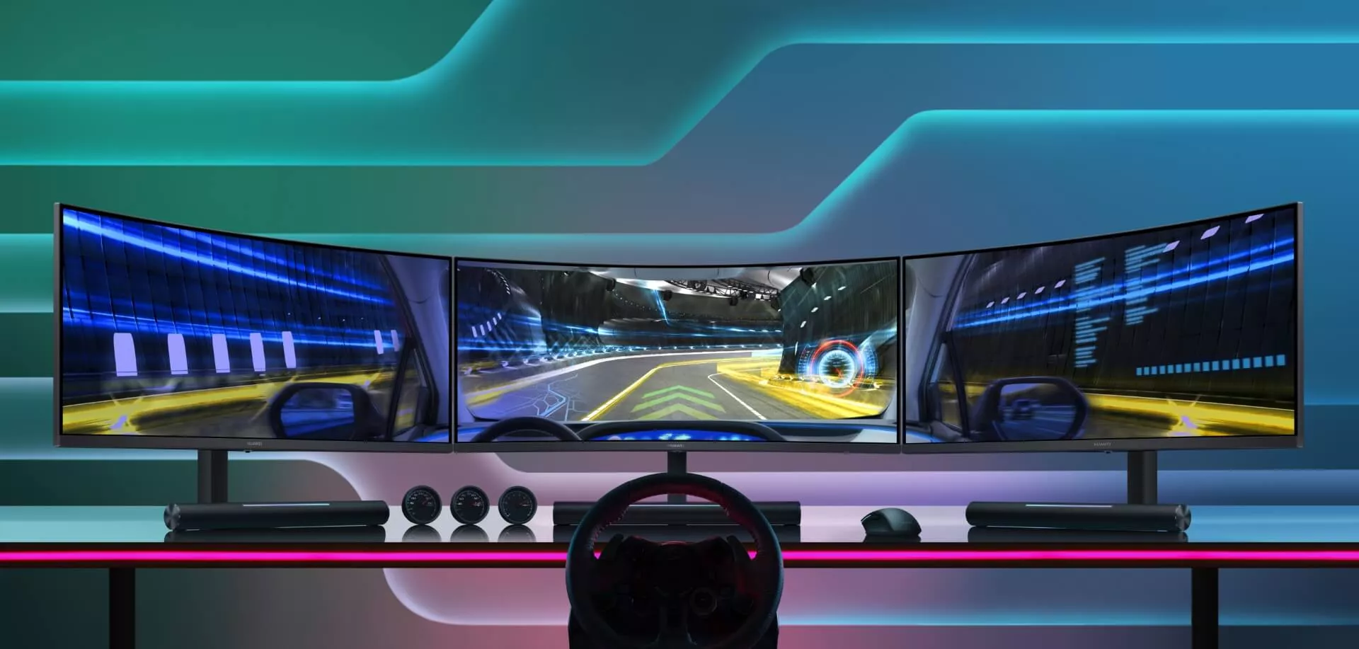 Tiga unit monitor gaming Huawei melengkung disusun triple setup untuk simulator balap mobil.