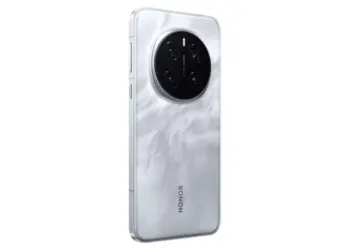 Sudut belakang smartphone Honor Magic5 Pro warna putih dengan tekstur bergelombang, menonjolkan modul kamera "Matrix Camera" melingkar besar.