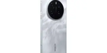 Sudut belakang smartphone Honor Magic5 Pro warna putih dengan tekstur bergelombang, menonjolkan modul kamera "Matrix Camera" melingkar besar.