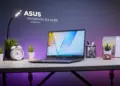 Laptop ASUS Vivobook S14 OLED M3407KA dengan desain tipis dan layar OLED jernih di atas meja kerja.