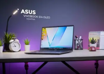 Laptop ASUS Vivobook S14 OLED M3407KA dengan desain tipis dan layar OLED jernih di atas meja kerja.