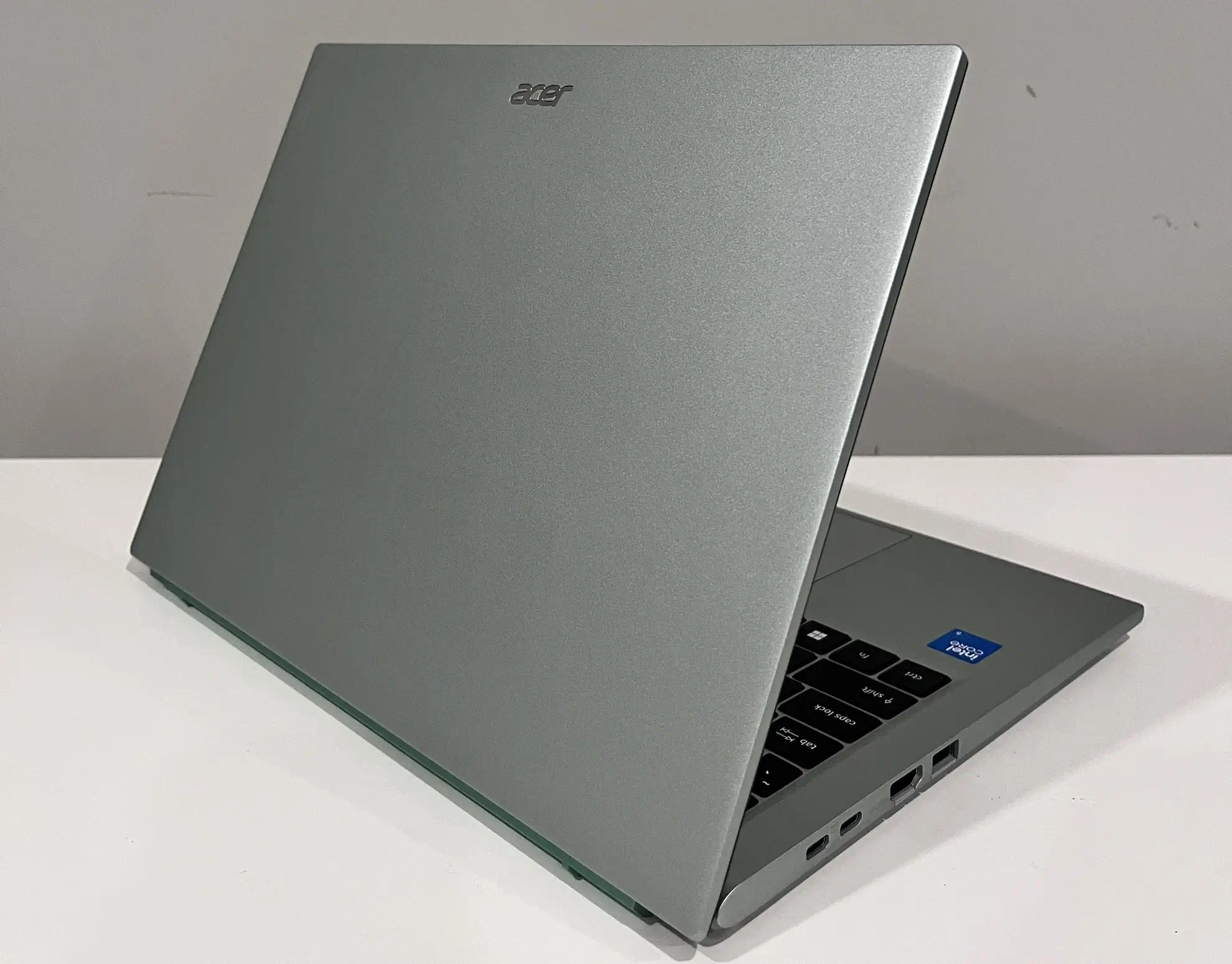 Komponen internal laptop Acer Aspire Go 14 yang mendukung upgrade RAM hingga 32GB untuk multitasking berat.
