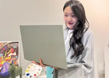 Tampilan laptop Acer Aspire Go 14 varian warna Matcha Sage dengan desain tipis dan fitur RAM upgradable.