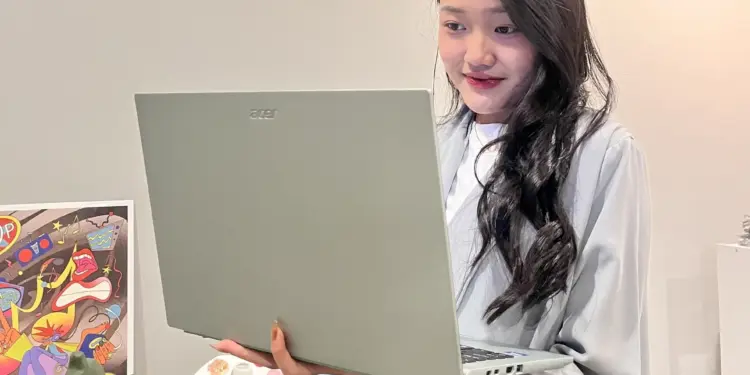 Tampilan laptop Acer Aspire Go 14 varian warna Matcha Sage dengan desain tipis dan fitur RAM upgradable.