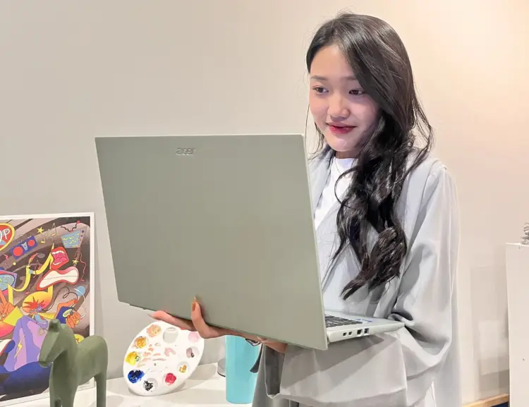 Tampilan laptop Acer Aspire Go 14 varian warna Matcha Sage dengan desain tipis dan fitur RAM upgradable.