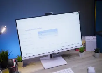 Review Axioo Hype Flex 7+ Pro Max memperlihatkan unit PC All-in-One (AIO) berwarna putih minimalis dengan desain layar tipis dan stand kokoh di meja kerja.