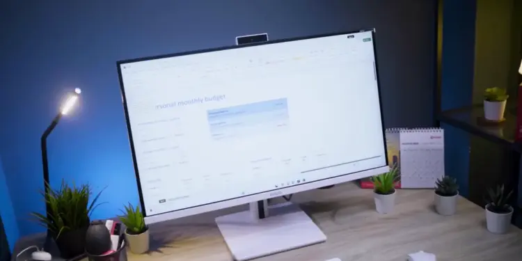Review Axioo Hype Flex 7+ Pro Max memperlihatkan unit PC All-in-One (AIO) berwarna putih minimalis dengan desain layar tipis dan stand kokoh di meja kerja.