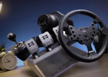 Review PXN V99 lengkap menampilkan unit steering wheel dengan material aluminium alloy, shifter H-pattern, dan pedal set Hall Effect untuk simulasi balap PC.