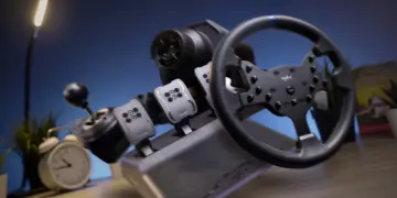 Review PXN V99 lengkap menampilkan unit steering wheel dengan material aluminium alloy, shifter H-pattern, dan pedal set Hall Effect untuk simulasi balap PC.