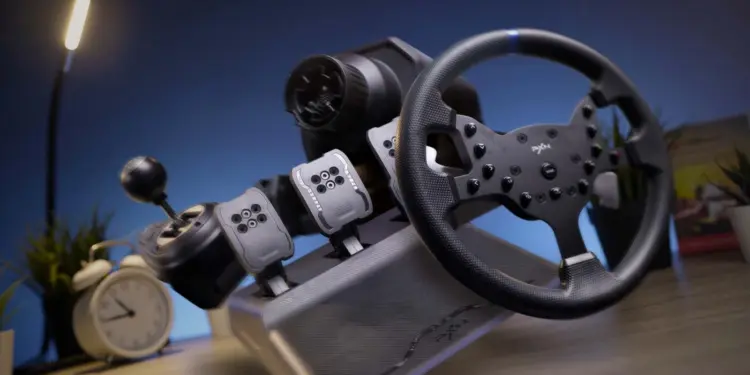 Review PXN V99 lengkap menampilkan unit steering wheel dengan material aluminium alloy, shifter H-pattern, dan pedal set Hall Effect untuk simulasi balap PC.