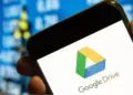 Seseorang mengecek aplikasi Google Drive di smartphone untuk memantau kapasitas penyimpanan data.