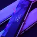 Tiga keping RAM DDR5 merk Crucial dengan pencahayaan neon ungu kebiruan.