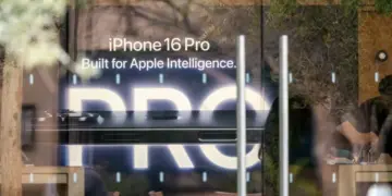 Poster promo iPhone 16 Pro dengan dukungan Apple Intelligence di toko resmi Apple.
